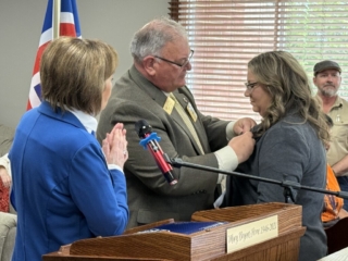 PDG Jerry pins Lion Misty with PIP Gudrun Yngvadottir officiating